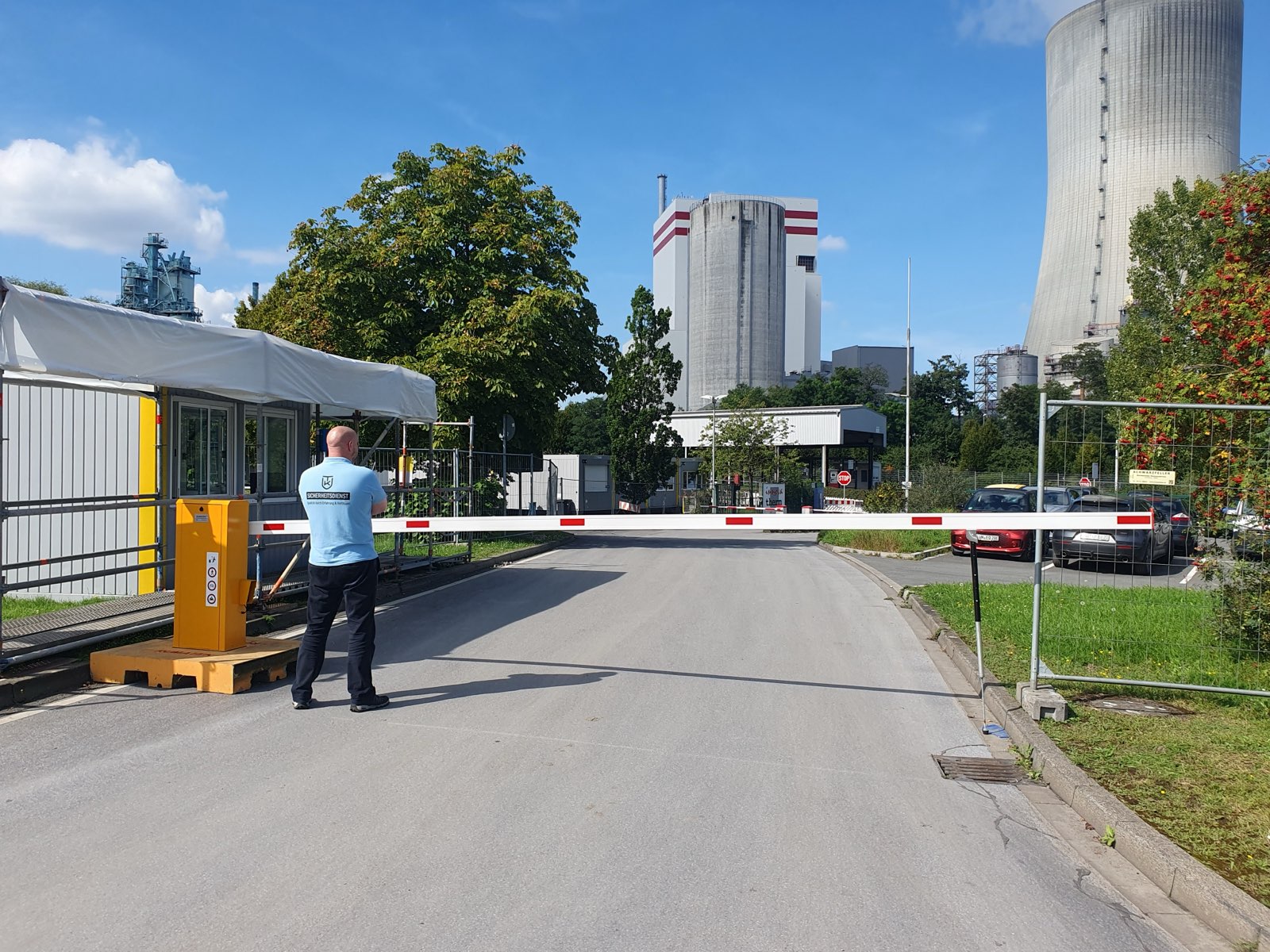 TK-Mitarbeiter im Pfortendienst an der Werkseinfahrt
